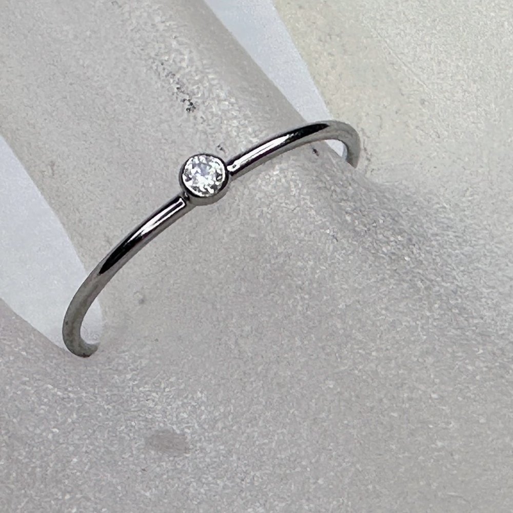 14K white gold 0.03ct G/VS2 round brilliant Solitaire Diamond stackable ring sz6 - Picture 3 of 7